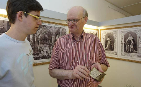 Museumsleiter Lorenz Grimoni zeigt Besucher Tim Kaiser das kleinste Gesang- und Gebetbuch der Ostpreuen aus dem Jahr 1770.