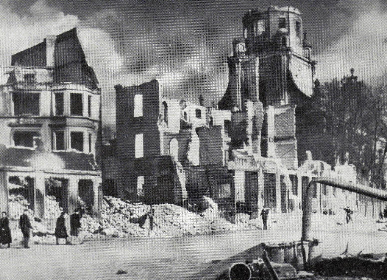 Propsteikirche nach britischen Bombardements 1944