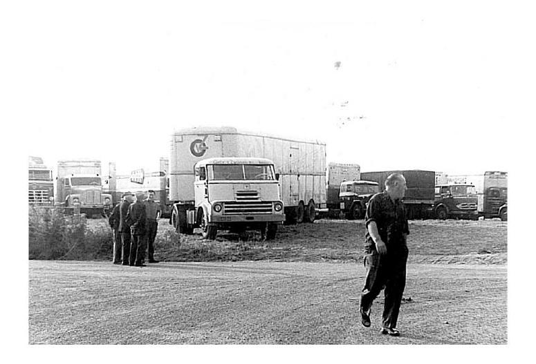 Vor der „Nacht der Nächte“ im noch niederländischen Selfkant am 31. Juli 1963: Ungezählte Lkw mit Lebens- und Genussmitteln warten darauf, dass die Grenze über sie hinweggeht. FOTO: Gemeinde Selfkant 